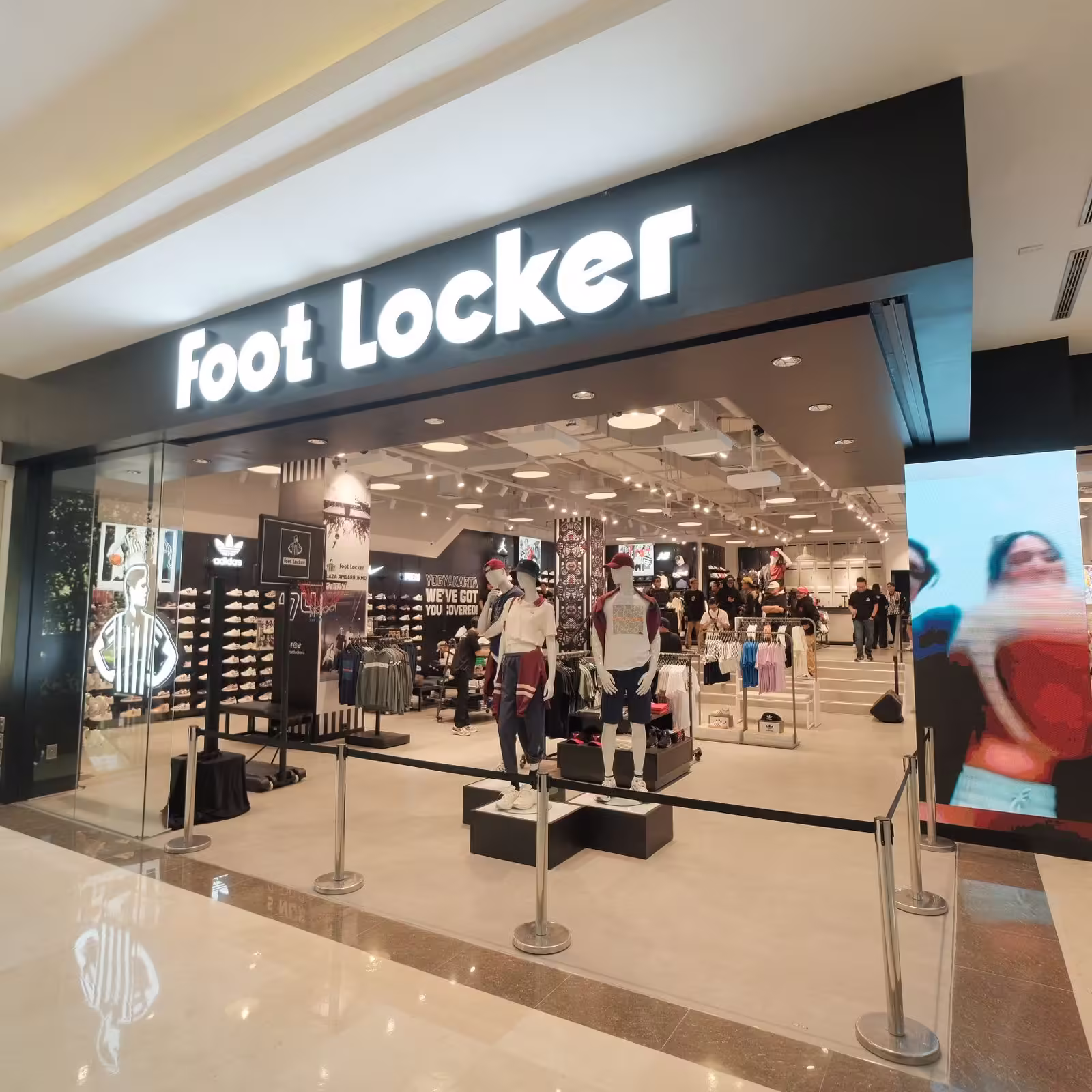Logo Foot Locker Plaza Ambarrukmo